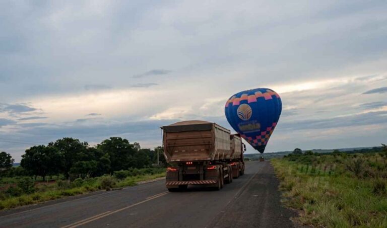 Caminhoneiro flagra balão em pouso após atravessar rodovia em Aquidauana