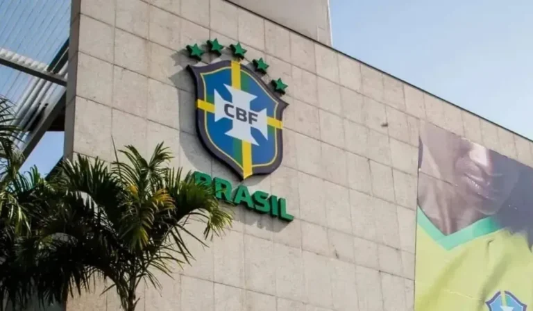 Campo de futebol com logo do Brasileirão em destaque