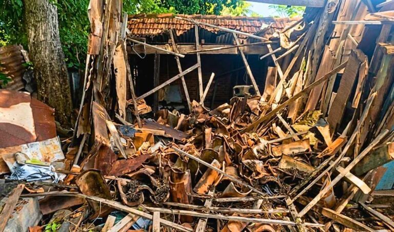 Casa cede e Defesa Civil interdita imóvel no centro após risco de desabamento