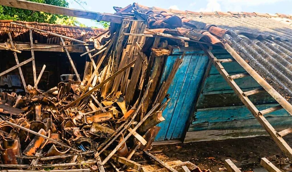 Casa cede e Defesa Civil interdita imóvel no centro após risco de desabamento 2 casa desabou2