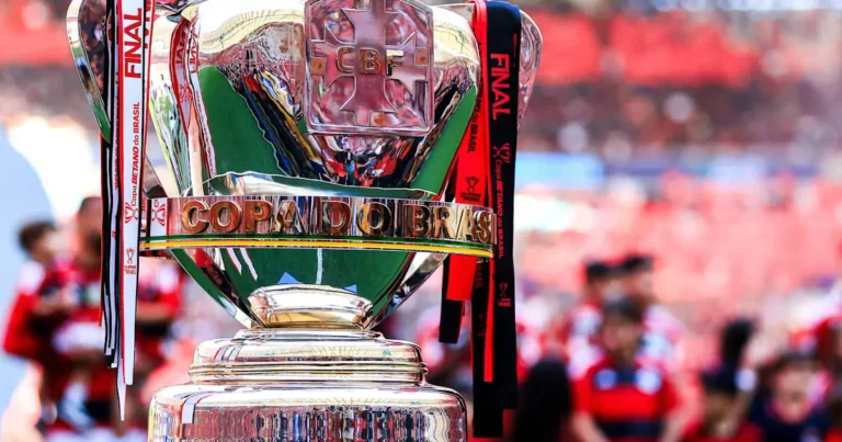 Estádio de futebol com partida da Copa do Brasil em andamento