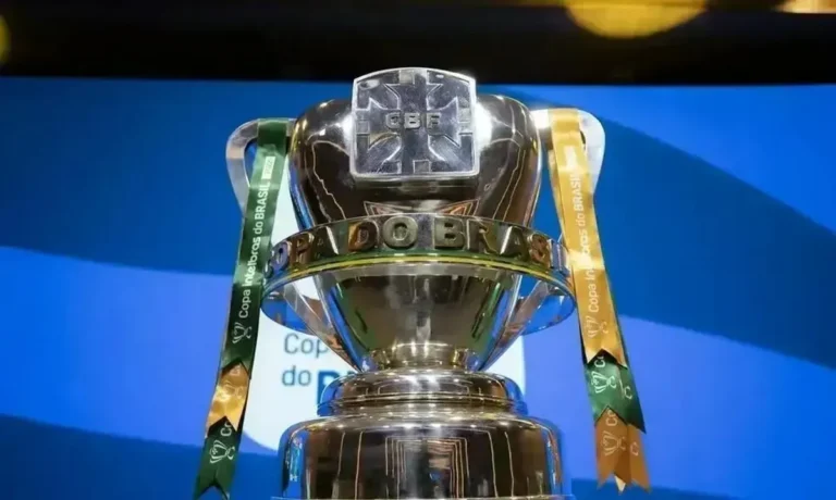 Jogadores de futebol em ação durante uma partida da Copa do Brasil com o placar visível.
