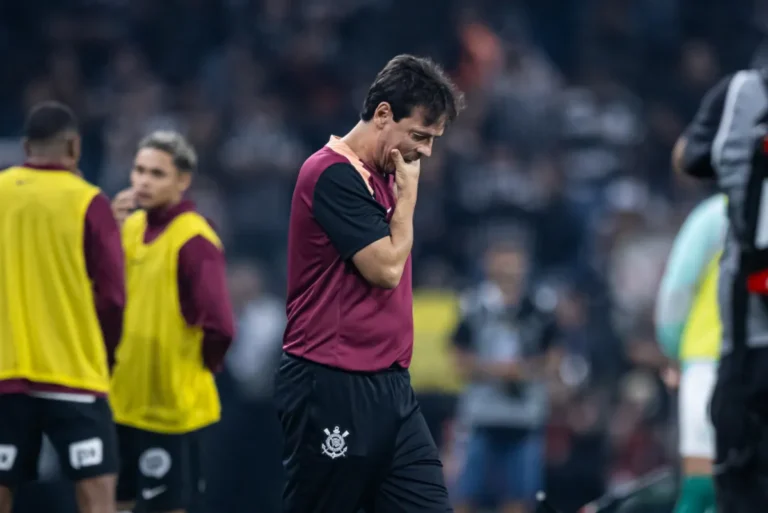 Jogadores do Corinthians no gramado da Neo Química Arena após empate sem gols contra o Palmeiras