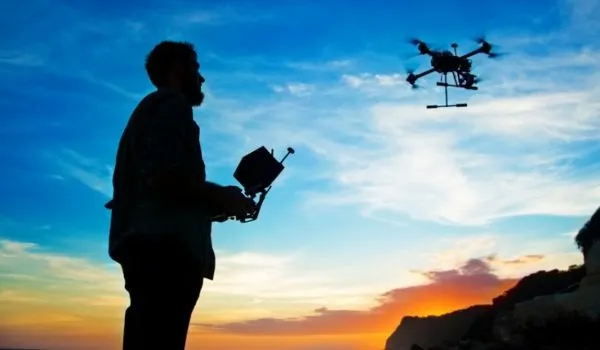 Curso gratuito ensina jovens a operar drones em Campo Grande