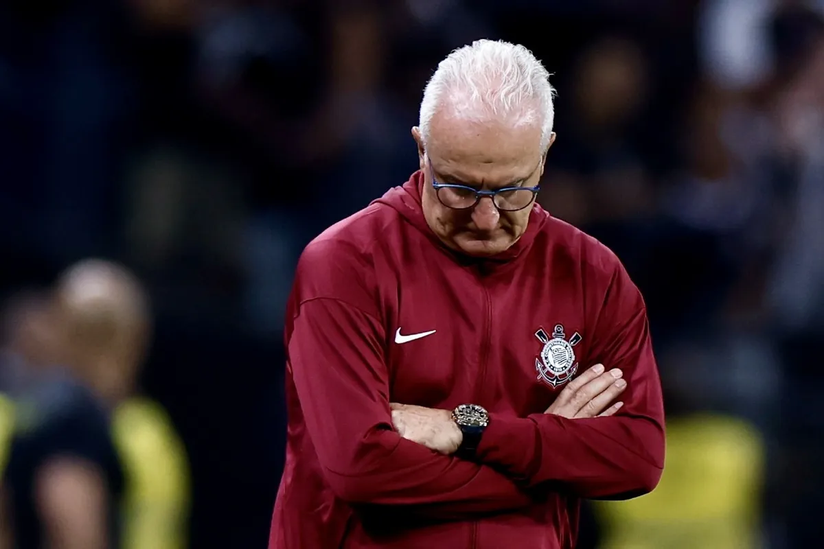 Campo de futebol vazio e iluminado à noite, simbolizando as demissões de técnicos no campeonato.