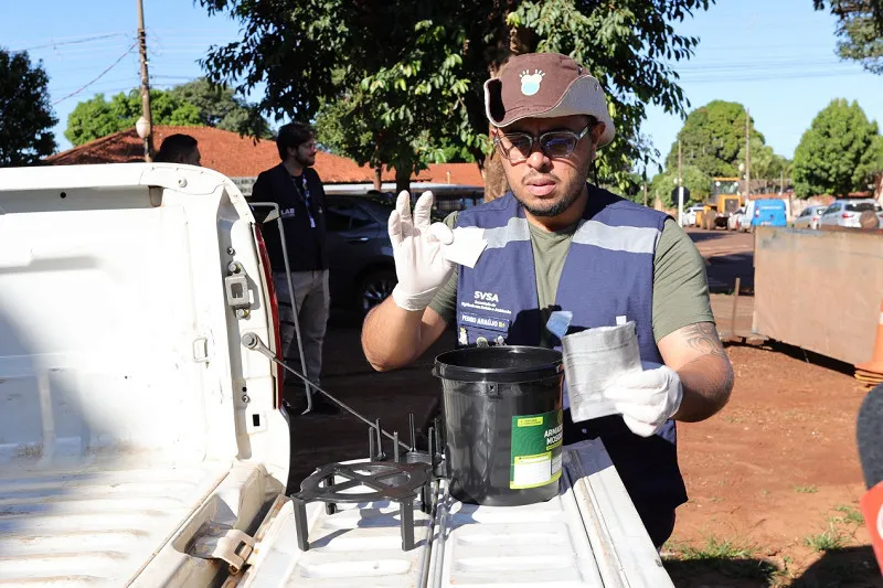 Equipe médica em centro de operações de emergência monitorando surto de chikungunya em Dourados