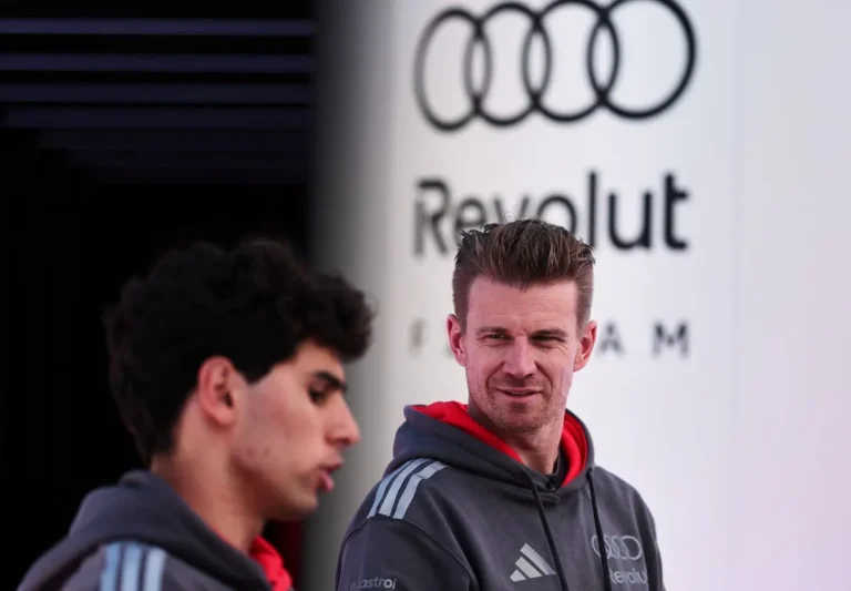 Carro da Audi na largada de uma corrida de Fórmula 1