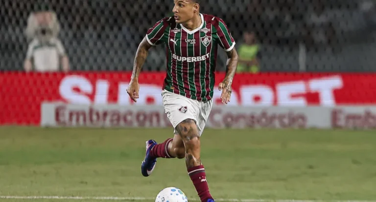 John Kennedy do Fluminense comemora gol de cabeça contra o Coritiba
