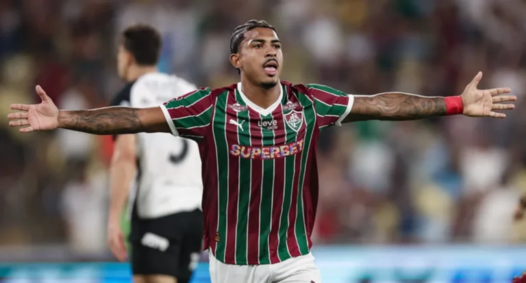 Jogadores do Fluminense comemoram gol contra o Corinthians no Maracanã pelo Campeonato Brasileiro.