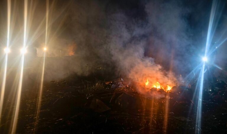Bombeiros controlam incêndio em faixa de 600 metros na Estrada Vermelha