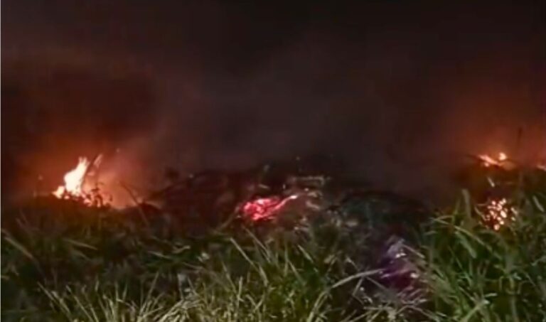 Bombeiros combatem incêndio em terreno baldio na região central de Corumbá