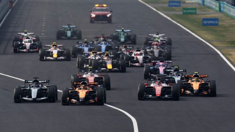Carro de Fórmula 1 de 2026 em curva, com destaque para a intensidade da pilotagem e tecnologia híbrida.