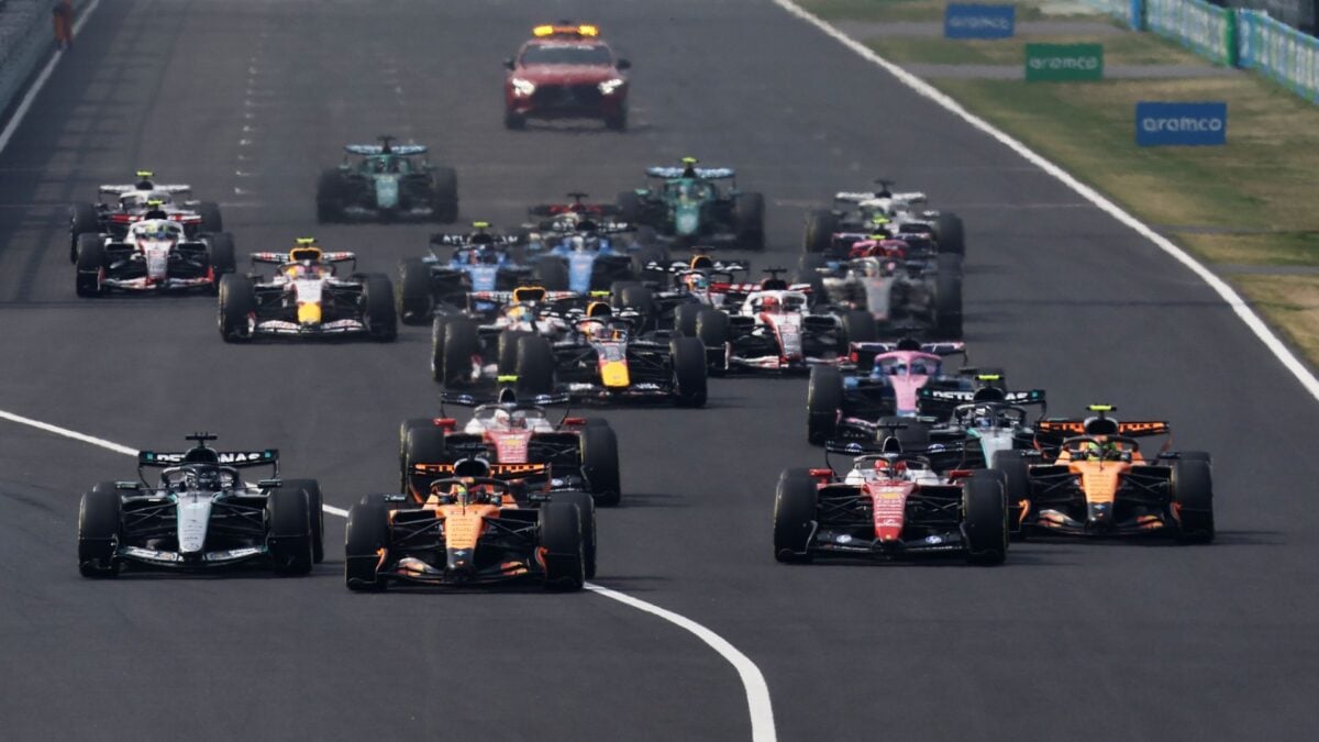 Carro de Fórmula 1 de 2026 em curva, com destaque para a intensidade da pilotagem e tecnologia híbrida.