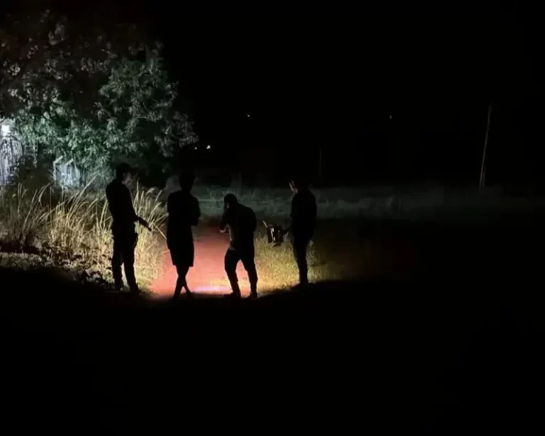 Polícia investiga local de homicídio em frigorífico na cidade de Deodápolis, com viaturas e fita de isolamento.