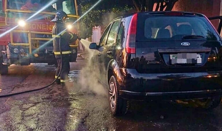 Carro pega fogo e mobiliza bombeiros no bairro Universitário