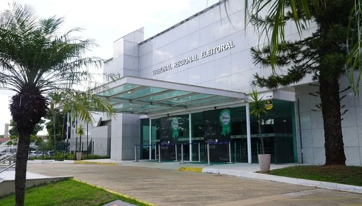 Gavel sobre documentos e gráfico, simbolizando a proibição judicial de pesquisa eleitoral no MS.