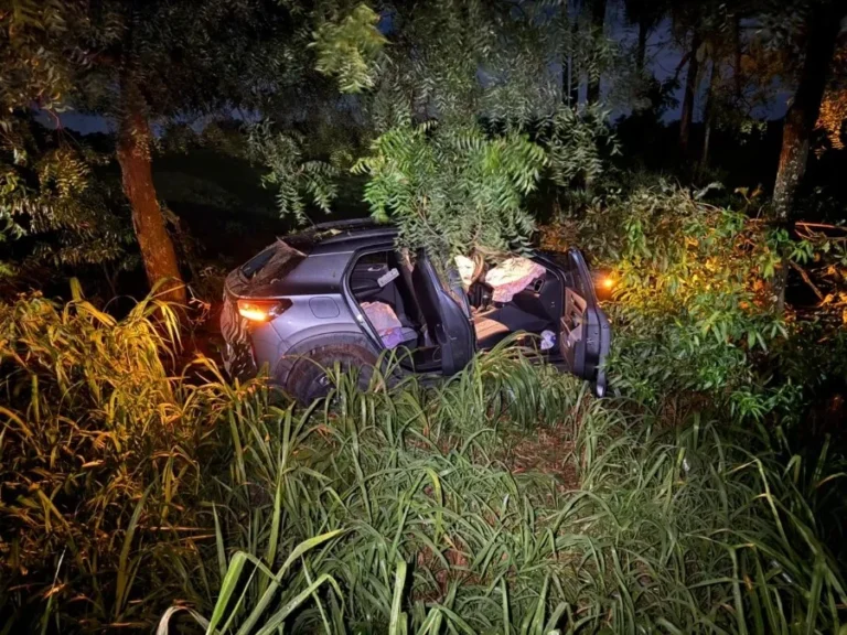 Cena de acidente noturno na BR-376 em Ivinhema com viaturas policiais