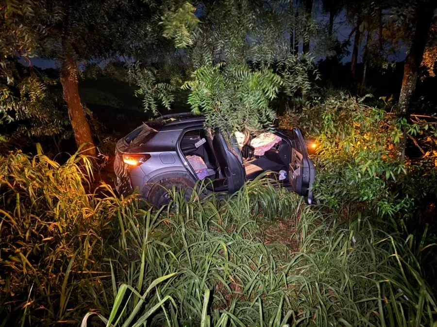 Cena de acidente noturno na BR-376 em Ivinhema com viaturas policiais