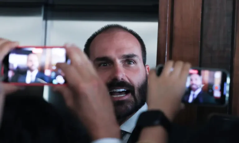 Moraes marca depoimento de Eduardo Bolsonaro no processo do STF