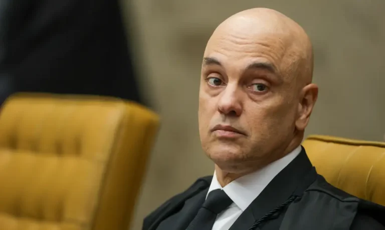 Moraes amplia restrição a voos de drones na casa de Bolsonaro