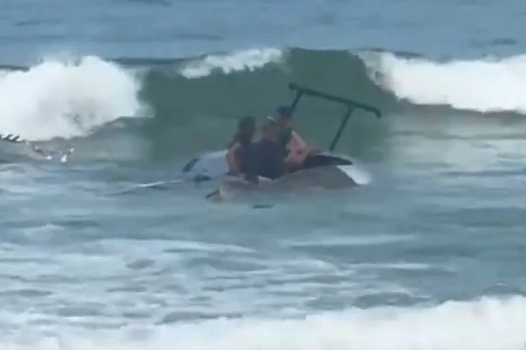 Três pessoas são resgatadas após pouso forçado de helicóptero no mar da Barra da Tijuca
