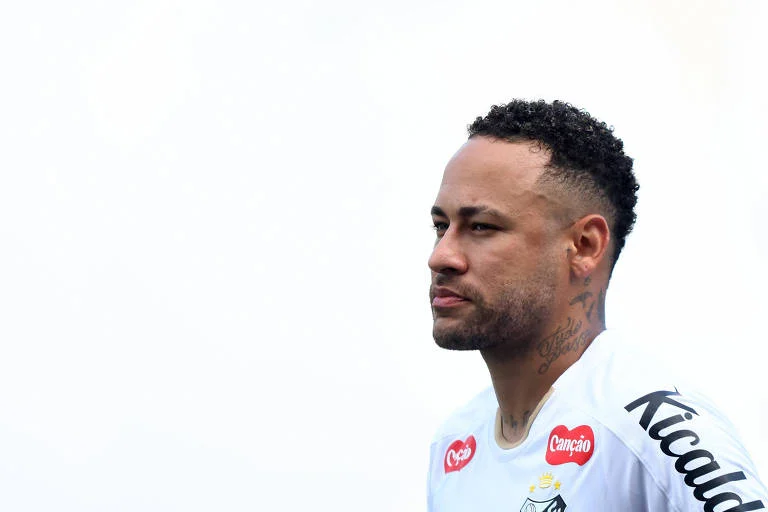 Neymar publica versículo bíblico após polêmica por fala machista contra árbitro