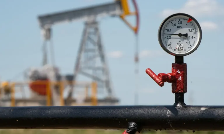 Irã retalia e atinge complexo petroquímico saudita em nova escalada