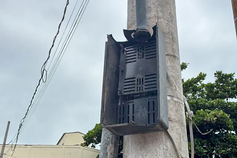 Semáforos de quatro cruzamentos em Corumbá estão em manutenção após vandalismo