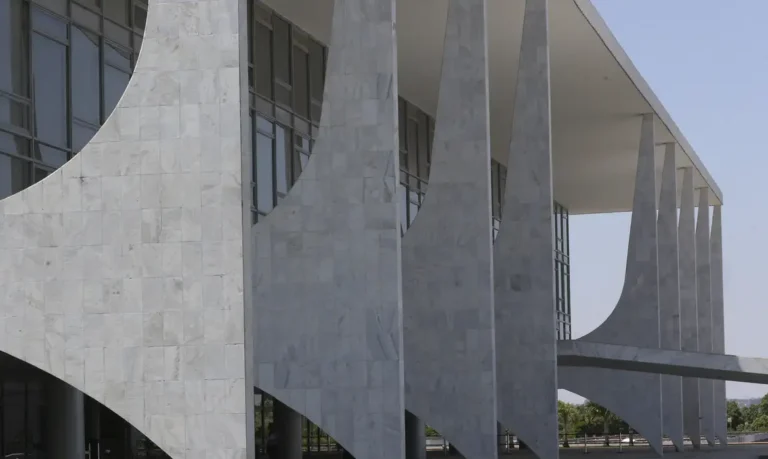 Terceirizados do governo têm redução de jornada e auxílio-creche