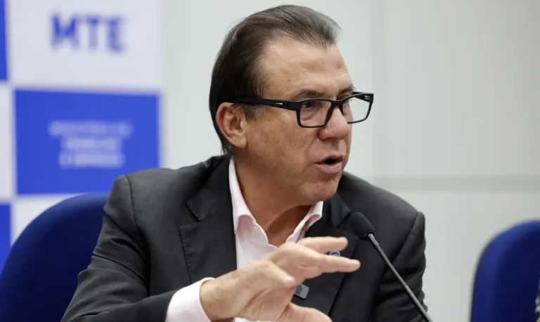 Ministro diz que PECs sobre escala 6×1 não competem com projeto do governo