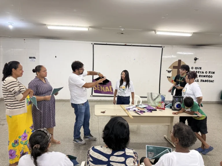 Assistência Social realiza oficina de ecobags com banners reutilizados