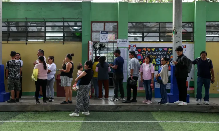 Peru registra disputa voto a voto entre ultraconservador e candidato de esquerda