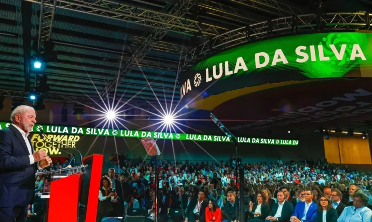 Lula pede coerência dos progressistas em discurso para milhares na Espanha