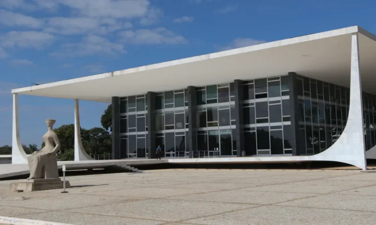 Defesa de Bolsonaro pede autorização do STF para cirurgia no ombro