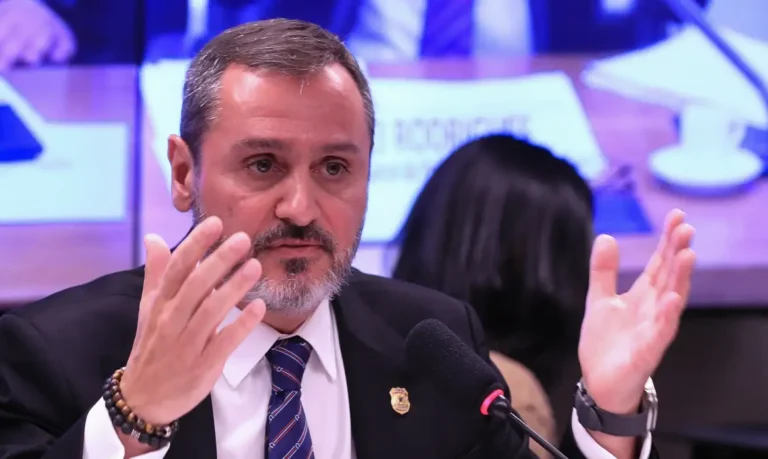 Polícia Federal retira credenciais de agente de imigração dos EUA