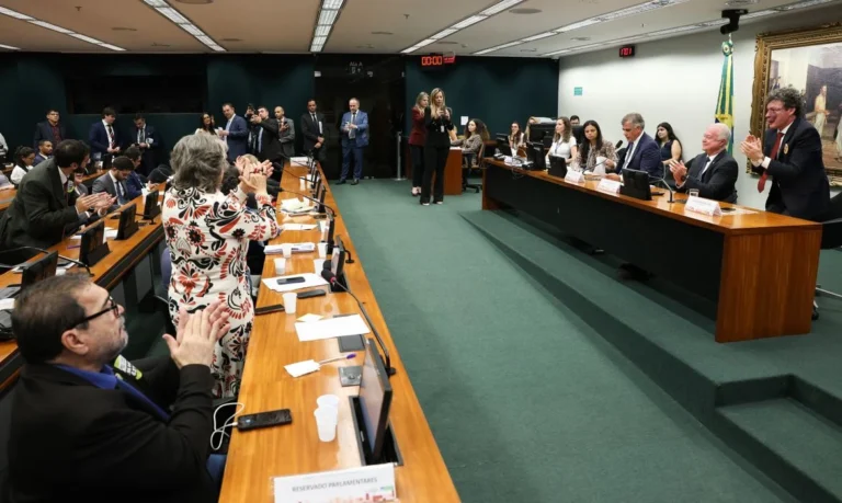 CCJ aprova admissibilidade de propostas que põem fim à escala 6×1 e reduzem jornada