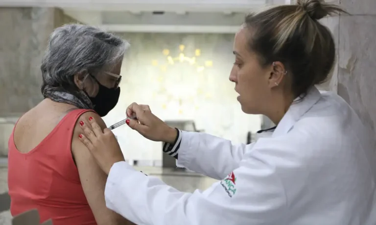 Butantan busca voluntários para teste da vacina da gripe em idosos