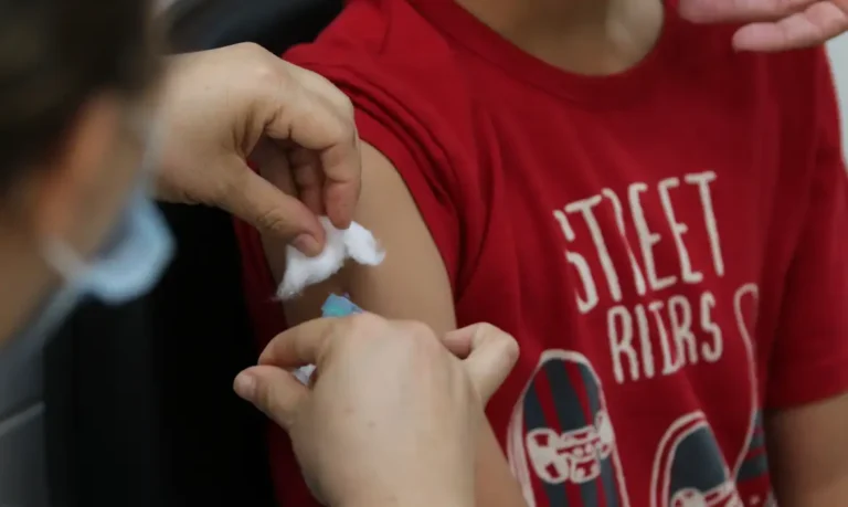 Vacinação nas escolas segue até quinta-feira e busca imunizar 27 milhões
