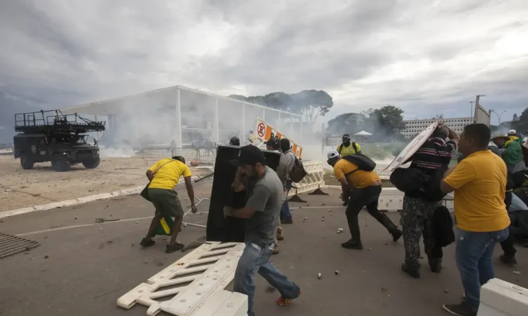 Moraes concede domiciliar a Fátima de Tubarão e 18 idosos do 8/01