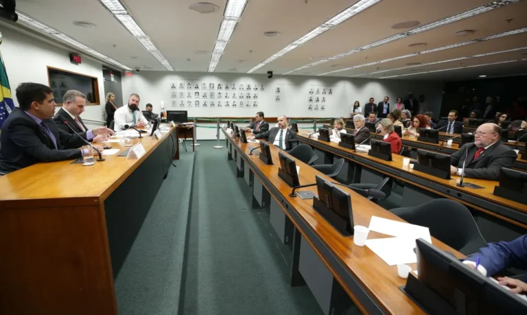 Conselho de Ética decide adiar votação sobre quebra de decoro de deputados