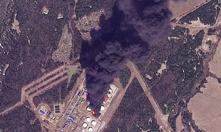 Drones ucranianos atingem refinaria da Lukoil em Perm e deixam unidade fora