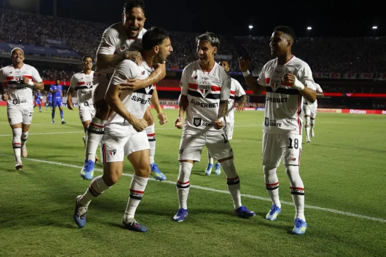 Torcida no estádio São Januário com bandeiras de Vasco e São Paulo antes da partida