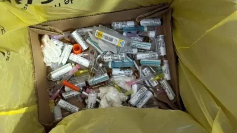 Agentes da Polícia Federal em operação, apreendendo canetas emagrecedoras e outros medicamentos.