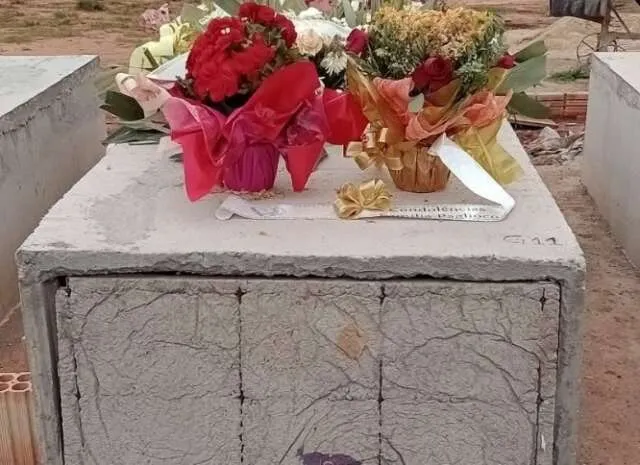 Cemitério municipal com faixa policial e drone sobrevoando, em cena sóbria e sem pessoas identificáveis.