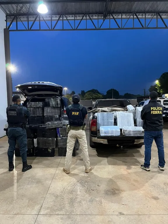 Fardos de maconha apreendidos, balança de precisão e duas caminhonetes recuperadas em operação policial em Mundo Novo