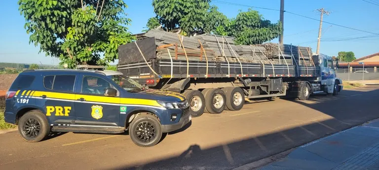 Agentes da PRF inspecionam reboque apreendido com placas falsas na BR-262, em Água Clara.