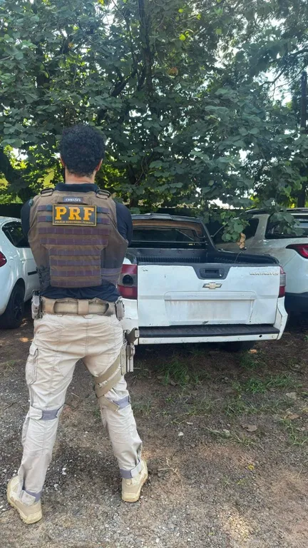 Agentes da PRF inspecionam utilitário com sinais de adulteração na BR-463 em Ponta Porã