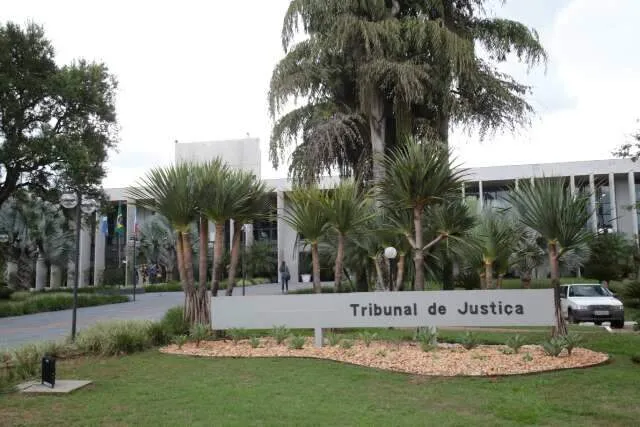 Fachada do Tribunal de Justiça de Mato Grosso do Sul, representando a decisão de contratar 302 pessoas sem concurso.