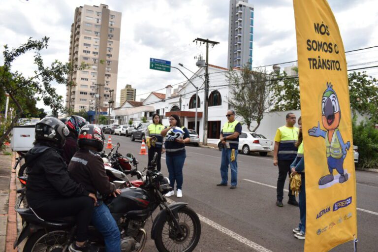 Agetran realiza ação educativa do Maio Amarelo na Praça do Rádio