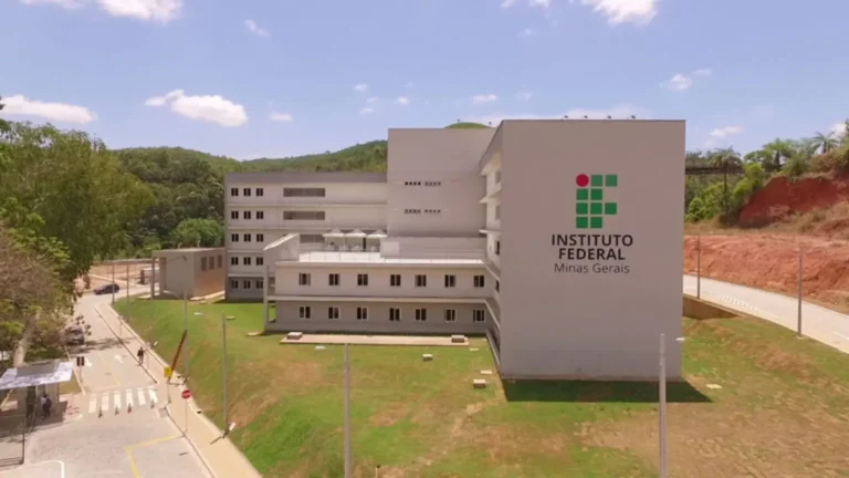 IFMG Piumhi abre seleção para professor visitante de português com salário de até R$ 8 mil